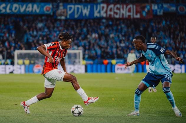 SOCCER - UEFA CL, Slovan vs Milan BRATISLAVA,SLOVAKIA,26.NOV.24 - SOCCER - UEFA Champions League, Slovan Bratislava vs AC Milan. Image shows Samuel Chukwueze (Milan) and Idjessi Metsoko (Slovan).  GEPAxpictures xAlexanderxSolc
