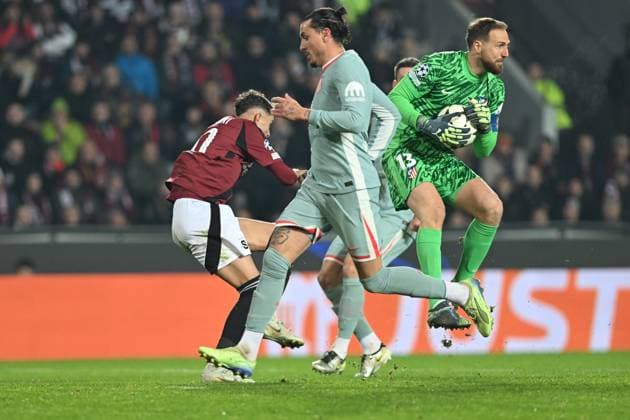 Conor Gallagher of Atletico, center, and Jan Oblak, goalkeeper of Atletico, right, in action during the football Champions League 5th round match Sparta Praha vs Atletico Madrid in Prague, Czech Republic, November 26, 2024. (CTKxPhoto MichaelaxRihova) CTKPhotoP2024112607347  CTKPhotoP2024112607347