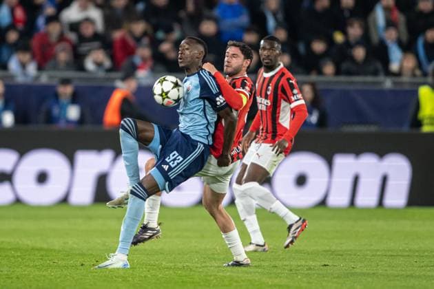 djessi Metsoko in the battle with Davide calabria during UEFA Champions league match, SK Slovan Bratislava - AC Milan , 26. november 2024, Tehelne pole Stadium, Bratislava, Slovakia Copyright: xMICHALxFAJT,ZOSPORTU.SKx FAJ_5180