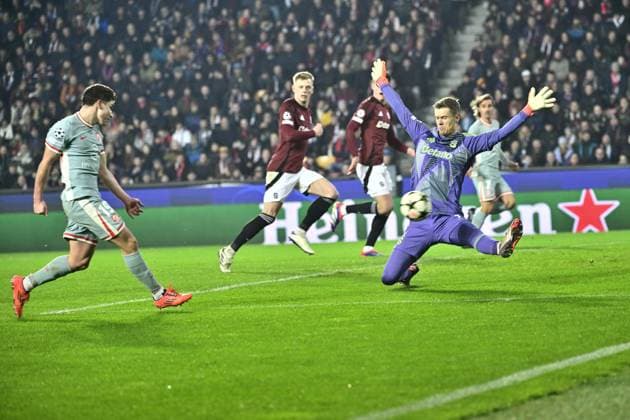 Julian Alvarez of Atletico, left, shots his second goal during the football Champions League 5th round match Sparta Praha vs Atletico Madrid in Prague, Czech Republic, November 26, 2024. At right is goalkeeper of Sparta Peter Vindahl. (CTKxPhoto RomanxVondrous) CTKPhotoP2024112607384  CTKPhotoP2024112607384