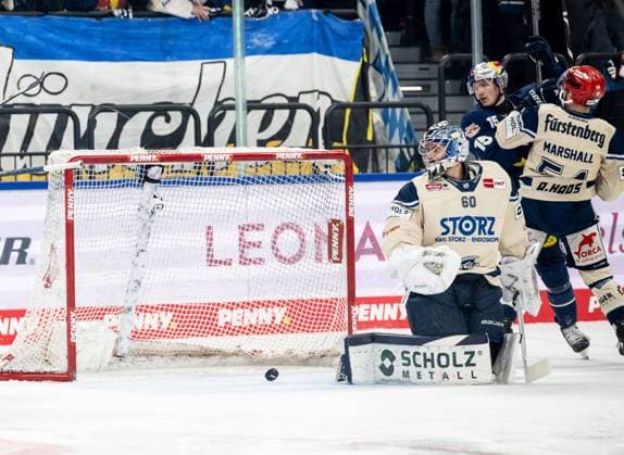Sport Themen der Woche KW48 Sport Bilder des Tages Joacim Eriksson (Torwart, Schwenninger Wild Wings, 60) ist geschlagen, der Puck liegt zum 1:0 im Tor durch Tobias Rieder (EHC Red Bull Muenchen, 8), nicht im Bild. GER, EHC Red Bull Muenchen vs. Schwenninger Wild Wings, Eishockey, DEL, 20. Spieltag, Saison 2024 2025, 26.11.2024. GER, EHC Red Bull Muenchen vs. Schwenninger Wild Wings, Eishockey, DEL, 20. Spieltag, Saison 2024 2025, 26.11.2024. Muenchen *** Joacim Eriksson Goalkeeper, Schwenninger Wild Wings, 60 is beaten, the puck is in the goal for 1 0 by Tobias Rieder EHC Red Bull Muenchen, 8 , not in picture GER, EHC Red Bull Muenchen vs Schwenninger Wild Wings, Ice Hockey, DEL, Matchday 20, Season 2024 2025, 26 11 2024 GER, EHC Red Bull Muenchen vs Schwenninger Wild Wings, Ice Hockey, DEL, Matchday 20, Season 2024 2025, 26 11 2024 Muenchen Copyright: xEibner-Pressefoto HeikexFeinerx EP_HFR