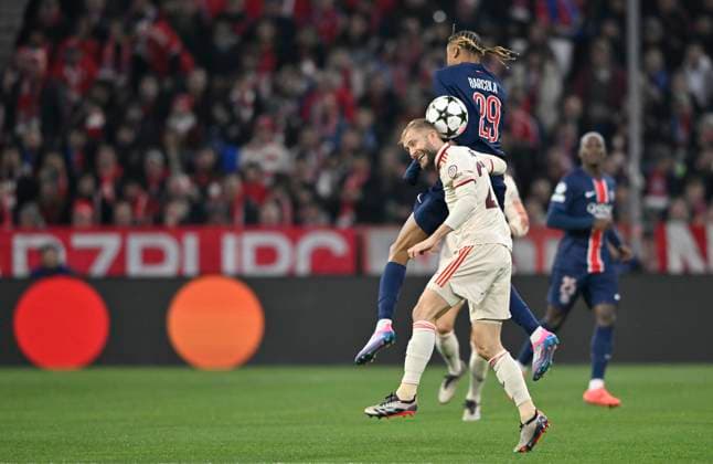 duel, action Konrad Laimer FC Bayern Muenchen FCB 27 vs Bradley Barcola FC Paris Saint Germain PSG 29 FC Bayern Muenchen FCB vs Paris Saint Germain PSG Matchday 5 26 11 2024 DFL REGULATIONS PROHIBIT ANY USE OF PHOTOGRAPHS AS IMAGE SEQUENCES AND OR QUASI VIDEO FC Bayern Muenchen FCB vs Paris Saint Germain PSG