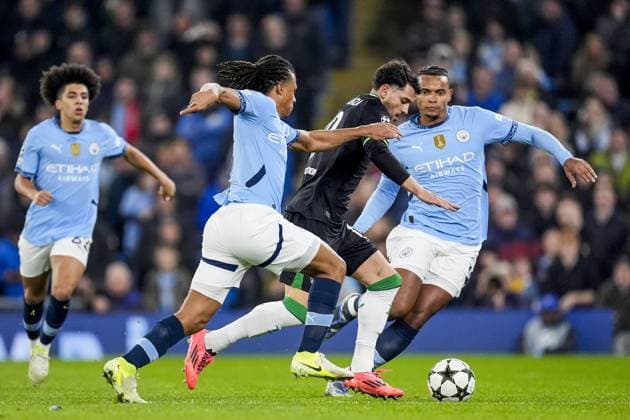 UEFA Champions League: Manchester City F.C. v Feyenoord Manchester - Nathan Ake of Manchester City FC, Julian Carranza of Feyenoord during the fifth round of new format of the UEFA Champions League 2024 2025. The match is set between Manchester City and Feyenoord at Etihad Stadium on 26 November 2024 in Manchester, England. Copyright: xTomxBodex