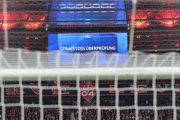 GER, UEFA CL Bayer 04 Leverkusen GER vs RB Salzburg AUT 26 11 2024, BayArena, Leverkusen, Europalegue, Group stage, Matchday 3, GER, UEFA CL Bayer 04 Leverkusen GER vs RB Salzburg AUT , in picture penalty kick review nordphotoxGmbHx xMeuter nph00351
