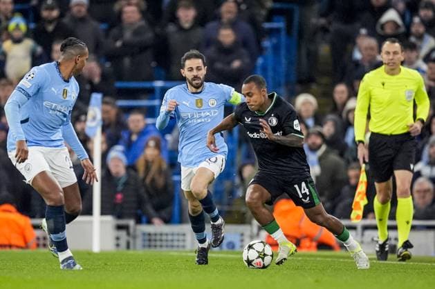 UEFA Champions League: Manchester City F.C. v Feyenoord Manchester - Bernardo Silva of Manchester City FC, Igor Paixao of Feyenoord during the fifth round of new format of the UEFA Champions League 2024 2025. The match is set between Manchester City and Feyenoord at Etihad Stadium on 26 November 2024 in Manchester, England. Copyright: xTomxBodex