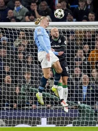 UEFA Champions League: Manchester City F.C. v Feyenoord Manchester - Erling Haaland of Manchester City FC, Gernot Trauner of Feyenoord during the fifth round of new format of the UEFA Champions League 2024 2025. The match is set between Manchester City and Feyenoord at Etihad Stadium on 26 November 2024 in Manchester, England. Copyright: xTomxBodex