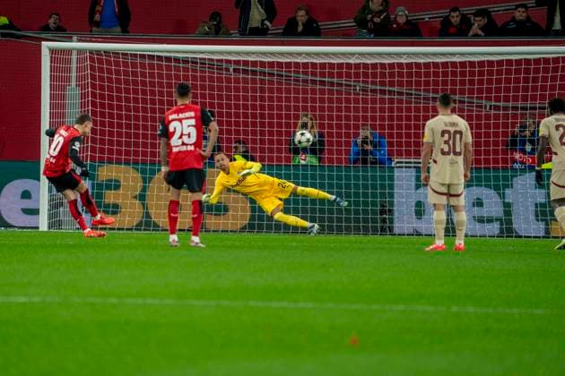Florian Wirtz Bayer 04 Leverkusen, 10 scores to 1 0 Alexander Schlager FC Salzburg, 24 on penalty kick 26 11 2024, Football Bayer 04 Leverkusen FC Salzburg, UEFA Champions League, Season 2024 2025, Matchday 5 Copyright: HMBxMedia xMarcoxBader