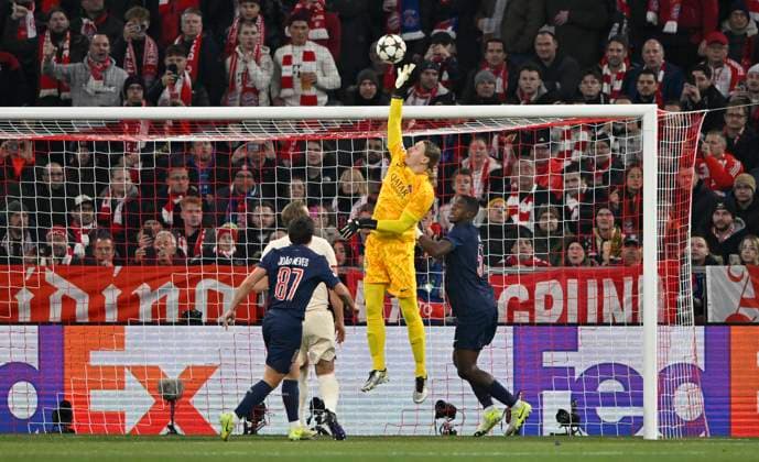 Penalty area scene, goal area scene Goalkeeper Matvei Safonov FC Paris Saint Germain PSG 39 Action FC Bayern Muenchen FCB vs Paris Saint Germain PSG Matchday 5 26 11 2024 DFL REGULATIONS PROHIBIT ANY USE OF PHOTOGRAPHS AS IMAGE SEQUENCES AND OR QUASI VIDEO FC Bayern Muenchen FCB vs Paris Saint Germain PSG