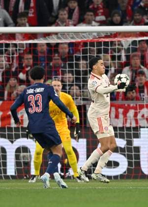 Penalty area scene, goal area scene Goal shot Action Goal chance Jamal Musiala FC Bayern Muenchen FCB 42 against goalkeeper Matvei Safonov FC Paris Saint Germain PSG 39 FC Bayern Muenchen FCB vs Paris Saint Germain PSG Matchday 5 26 11 2024 DFL REGULATIONS PROHIBIT ANY USE OF PHOTOGRAPHS AS IMAGE SEQUENCES AND OR QUASI VIDEO FC Bayern Muenchen FCB vs Paris Saint Germain PSG