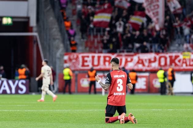 UEFA Champions League Bayer 04 Leverkusen FC Salzburg 26 11 2024 Piero Hincapie Bayer 04 Leverkusen, 3 prays until the start of the match UEFA Champions League Bayer 04 Leverkusen FC Salzburg BayArena, Leverkusen 26 11 2024 Copyright: xBEAUTIFULxSPORTS Buriakovx