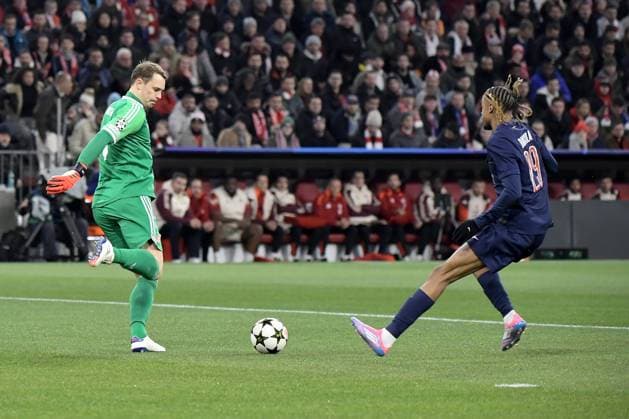 26 11 2024, xemx, Football UEFA Champions League, FC Bayern Muenchen Paris St Germain emspor, v l Manuel Neuer FC Bayern Muenchen Bradley Barcola PSG Paris St Germain duel, action, action, battle for the ball DFL DFB REGULATIONS PROHIBIT ANY USE OF PHOTOGRAPHS as IMAGE SEQUENCES and or QUASI VIDEO Muenchen
