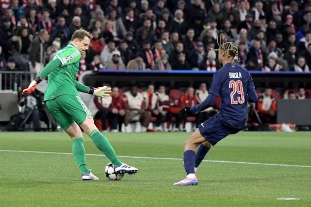 26 11 2024, xemx, Football UEFA Champions League, FC Bayern Muenchen Paris St Germain emspor, v l Manuel Neuer FC Bayern Muenchen Bradley Barcola PSG Paris St Germain duel, action, action, battle for the ball DFL DFB REGULATIONS PROHIBIT ANY USE OF PHOTOGRAPHS as IMAGE SEQUENCES and or QUASI VIDEO Muenchen