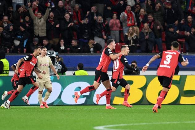 Alejandro Grimaldo Bayer 04 Leverkusen goal celebration, celebrates with his team after scoring 2 0 during the UEFA Champions League 2024 25 League Phase 5 matchday match between Bayer 04 Leverkusen and FC Salzburg, BayArena on November 26, 2024 in Leverkusen, Germany, Germany Photo by Ralf Treese DeFodi Images Alejandro Grimaldo Bayer 04 Leverkusen goal celebration, cheers with his team after scoring the 2 0 goal during the UEFA Champions League 2024 25 League Phase MD5 match between Bayer 04 Leverkusen and FC Salzburg at BayArena on November 26, 2024 in Leverkusen, Germany Defodi 521 LEVSAL20241126 013 Defodi-521