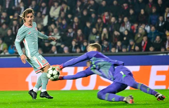 Antoine Griezmann of Atletico, left, and Peter Vindahl, goalkeeper of Sparta, in action during the football Champions League 5th round match Sparta Praha vs Atletico Madrid in Prague, Czech Republic, November 26, 2024. (CTKxPhoto RomanxVondrous) CTKPhotoP2024112607990  CTKPhotoP2024112607990