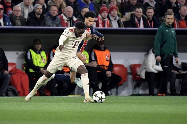 26 11 2024, xemx, Football UEFA Champions League, FC Bayern Muenchen Paris St Germain emspor, v l Alphonso Davies FC Bayern Muenchen Warren Zaire Emery PSG Paris St Germain Zweikampf, Aktion, action, battle for the ball DFL DFB REGULATIONS PROHIBIT ANY USE OF PHOTOGRAPHS as IMAGE SEQUENCES and or QUASI VIDEO Muenchen