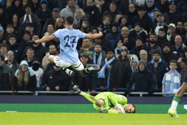 MANCHESTER - (l-r) Matheus Nunes of Manchester City FC, Feyenoord goalkeeper Timon Wellenreuther during the UEFA Champions league match between Manchester City FC and Feyenoord at Etihad Stadium on Nov. 26, 2024 in Manchester, England. ANP KOEN VAN WEEL UEFA Champions League 2024 25 League Phase MD5 2024 25 xVIxANPxSportx xxANPxIVx 514342843 originalFilename: 514342843.jpg