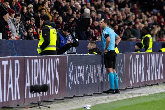UEFA Champions League Bayer 04 Leverkusen FC Salzburg 26 11 2024 Balakin Mykola Referee, Ukraine standing next to the screen, VAR UEFA Champions League Bayer 04 Leverkusen FC Salzburg BayArena, Leverkusen 26 11 2024 Copyright: xBEAUTIFULxSPORTS Buriakovx