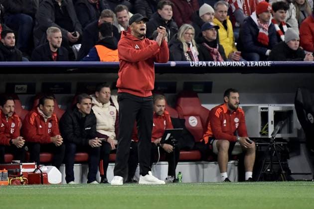 26 11 2024, xemx, football UEFA Champions League, FC Bayern Muenchen Paris St Germain emspor, v l coach head coach Vincent Kompany FC Bayern Muenchen gives instructions, gesticulates, gesticulate with arms gives instructions, gesticulate DFL DFB REGULATIONS PROHIBIT ANY USE OF PHOTOGRAPHS as IMAGE SEQUENCES and or QUASI VIDEO Muenchen