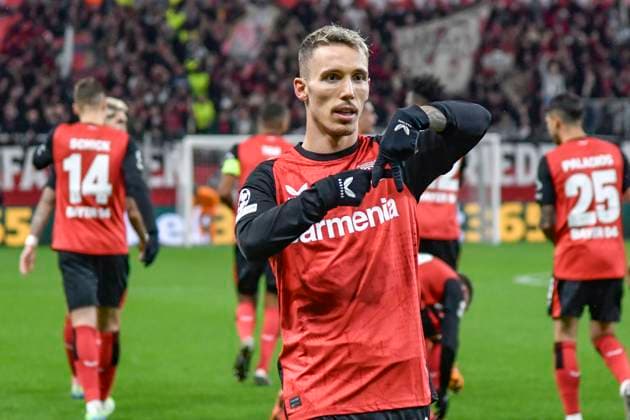 Alex Grimaldo Leverkusen 20 cheers after the goal to 2 0 with gestures gestures gestures 26 11 2024 Soccer Champions League, Bayer Leverkusen vs RB Salzburg, BayArena, Leverkusen, NRW Germany Copyright: xpepphotox xHorstxMauelshagenx pep00321, pep_20241126_hm_0155