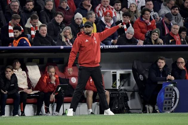 26 11 2024, xemx, football UEFA Champions League, FC Bayern Muenchen Paris St Germain emspor, v l coach head coach Vincent Kompany FC Bayern Muenchen gives instructions, gesticulates, gesticulate with arms gives instructions, gesticulate DFL DFB REGULATIONS PROHIBIT ANY USE OF PHOTOGRAPHS as IMAGE SEQUENCES and or QUASI VIDEO Muenchen