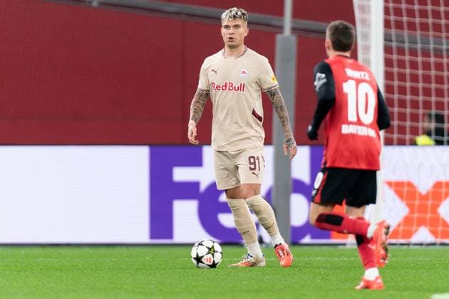 2024-11-26 Bayer 04 Leverkusen v FC Salzburg - UEFA Champions League 2024 25 League Phase MD5 LEVERKUSEN, GERMANY - NOVEMBER 26: Kamil Piatkowski of FC Salzburg and Florian Wirtz of Bayer 04 Leverkusen during the UEFA Champions League 2024 25 League Phase MD5 match between Bayer 04 Leverkusen and FC Salzburg at BayArena on November 26, 2024 in Leverkusen, Germany. (Photo by Joris Verwijst BSR Agency) Leverkusen Germany Content not available for redistribution in The Netherlands directly or indirectly through any third parties. Copyright: xBSRxAgencyx