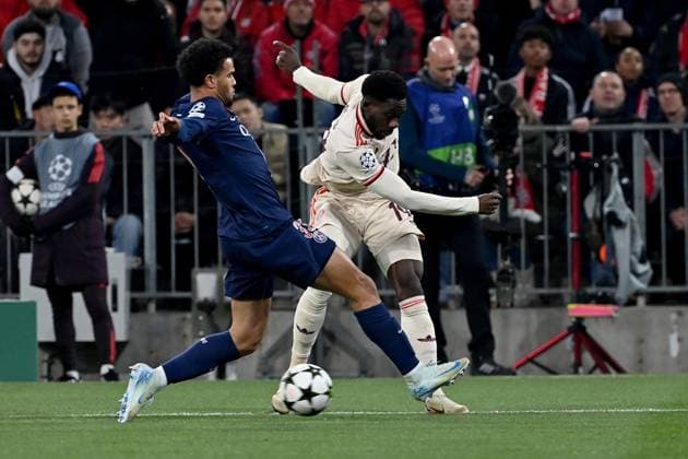 26 11 2024, xjrdrx, Football UEFA Champions League, FC Bayern Muenchen Paris St Germain emspor, v l Warren Zaire Emery PSG Paris St Germain Alphonso Davies FC Bayern Muenchen Zweikampf, Aktion, action, battle for the ball DFL DFB REGULATIONS PROHIBIT ANY USE OF PHOTOGRAPHS as IMAGE SEQUENCES and or QUASI VIDEO Muenchen