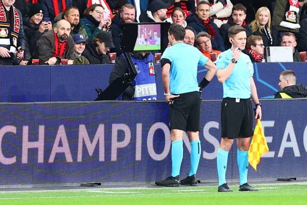 VAR use Possible penalty for referee Mykola Balakin watches the video of video assistant Vitaliy Romanov Bayer Leverkusen Bayer 04 Leverkusen vs FC Salzburg, Football, UEFA Champions League, Matchday 5, 26 11 2024 Photo kolbert press Ant Palmer BayArena NRW Germany Copyright: xkolbert-press AntxPalmerx