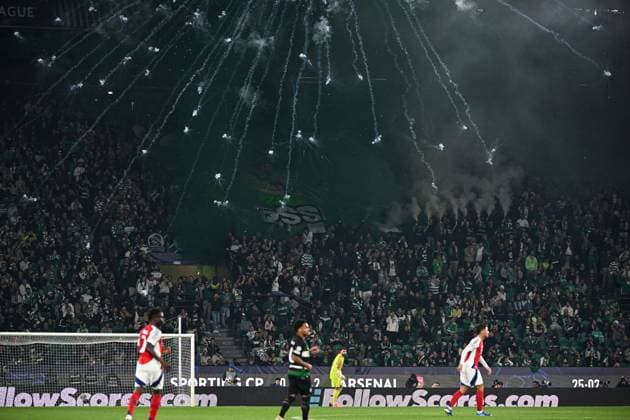 Sporting CP fans set off fireworks in the stands during the game Sporting Lisbon v Arsenal, UEFA Champions League, Group Stage, Football, Estadio Jose Alvalade, Lisbon, Portugal - 26 Nov 2024 EDITORIAL USE ONLY No use with unauthorised audio, video, data, fixture lists, club league logos or live services. Online in-match use limited to 120 images, no video emulation. No use in betting, games or single club league player publications. Copyright: xZedxJameson Shutterstockx 14940177bb