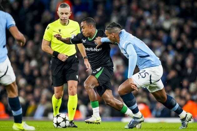 UEFA Champions League: Manchester City F.C. v Feyenoord Manchester - Igor Paixao of Feyenoord, Manuel Akanji of Manchester City FC during the fifth round of new format of the UEFA Champions League 2024 2025. The match is set between Manchester City and Feyenoord at Etihad Stadium on 26 November 2024 in Manchester, England. Copyright: xYannickxVerhoevenx