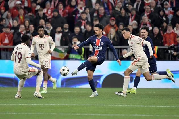 26 11 2024, xemx, Football UEFA Champions League, FC Bayern Muenchen Paris St Germain emspor, v l Alphonso Davies FC Bayern Muenchen Warren Zaire Emery PSG Paris St Germain Jamal Musiala FC Bayern Muenchen Zweikampf, Aktion, action, battle for the ball DFL DFB REGULATIONS PROHIBIT ANY USE OF PHOTOGRAPHS as IMAGE SEQUENCES and or QUASI VIDEO Muenchen