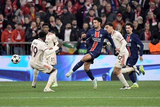 26 11 2024, xemx, Football UEFA Champions League, FC Bayern Muenchen Paris St Germain emspor, v l Alphonso Davies FC Bayern Muenchen Warren Zaire Emery PSG Paris St Germain Jamal Musiala FC Bayern Muenchen Zweikampf, Aktion, action, battle for the ball DFL DFB REGULATIONS PROHIBIT ANY USE OF PHOTOGRAPHS as IMAGE SEQUENCES and or QUASI VIDEO Muenchen