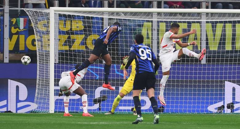 Inter Milan RB Leipzig Champions League Leipzig, 26 11 2024, Giuseppe Meazza Stadium, Football, UEFA Champions League, Matchday 5 , RB Leipzig vs FC Inter Milan , In the picture Goal chance for Milan Header by Denzel Dumfries 2, Inter Milan , Picture Point