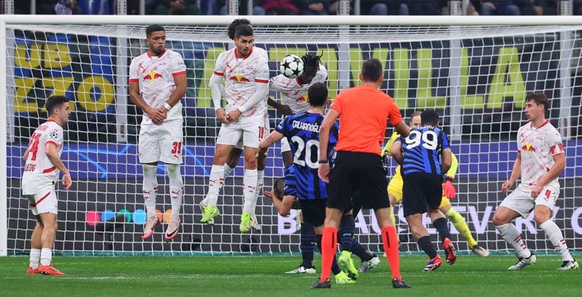 Inter Milan RB Leipzig Champions League Leipzig, 26 11 2024, Giuseppe Meazza Stadion, Football, UEFA Champions League, Matchday 5 , RB Leipzig vs FC Inter Milan , Pictured RB Leipzigs defensive wall blocks Haklan Calhanoglus free-kick 20, Inter Milan , Picture Point