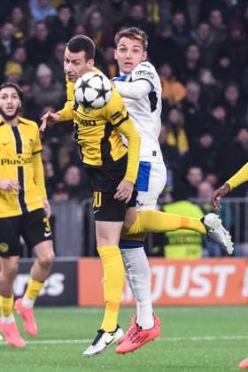 BERN, SWITZERLAND NOVEMBER 26 Sandro Lauper of Young Boys L controls the ball during the UEFA Champions League 2024 25 League Phase MD5 match between BSC Young Boys and Atalanta BC at Stadion Wankdorf on November 26, 2024 in Bern, Switzerland Bern Stadion Wankdorf Bern Switzerland Copyright: xJustPictures.ch ManuelxWinterbergerx jp-en-EuSpIm-JP4_MAN_YB_Atalanta_26Nov2024_BE_01193