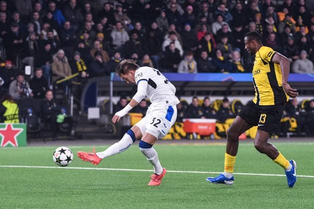 BERN, SWITZERLAND NOVEMBER 26 Mateo Retegui of Atalanta L scores his goal against Mohamed Ali Camara of Young Boys R during the UEFA Champions League 2024 25 League Phase MD5 match between BSC Young Boys and Atalanta BC at Stadion Wankdorf on November 26, 2024 in Bern, Switzerland Bern Stadion Wankdorf Bern Switzerland Copyright: xJustPictures.ch ManuelxWinterbergerx jp-en-EuSpIm-JP4_MAN_YB_Atalanta_26Nov2024_BE_01195