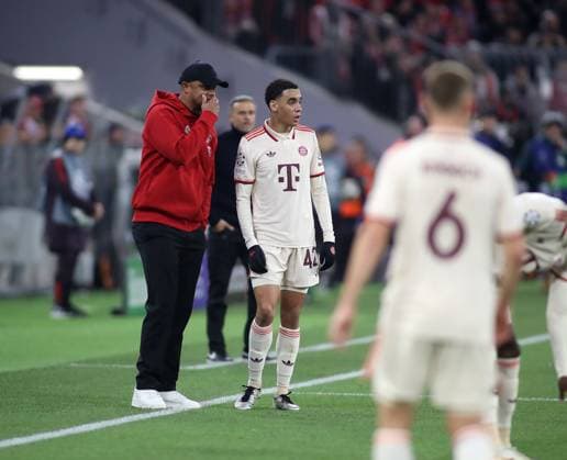 Munich, Germany, November 26, 2024 Football, Men, Champions League, Season 2024 2025, FC Bayern München FC Paris Saint Germain, Allianz Arena, Matchday 5 Vincent Kompany, Coach FC Bayern München left gives Jamal Musiala FC Bayern München right instructions on the sidelines