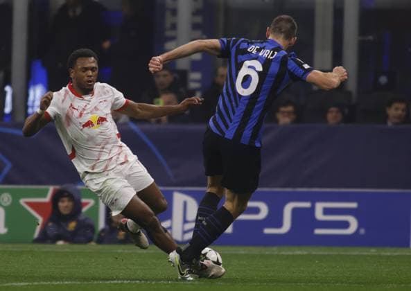 Lois Openda of RB Leipzig and Stefan De Vrij of Inter FC during the Uefa Champions league 2024 25, , football match between FC Inter and RB Leipzig on 26 November 2024 at San Siro Stadium Ã¢ÂÄÂ˜Ã¢ÂÄÂ™ Giuseppe MeazzaÃ¢ÂÄÂ™Ã¢ÂÄÂ™ in Milan, Italy, Photo Nderim Kaceli  Copyright: xNderimxKaceli IPAxSportx xipa-agx xx IPA_51899188 IPA_Agency_IPA51899188