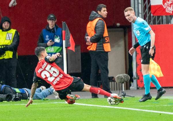 Exequiel Palacios Bayer 04 Leverkusen, 25 tries to clear the ball before it goes out 26 11 2024, Football Bayer 04 Leverkusen FC Salzburg, UEFA Champions League, Season 2024 2025, Matchday 5 Copyright: HMBxMedia xMarcoxBader