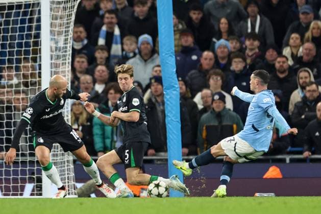 UEFA Champions League Manchester City v Feyenoord Gijs Smal of Feyenoord blocks a shot off Phil Foden of Manchester City during the UEFA Champions League match Manchester City vs Feyenoord at Etihad Stadium, Manchester, United Kingdom, 26th November 2024 (Photo by Mark Cosgrove News Images) Manchester Etihad Stadium Manchester United, ManU Kingdom Copyright: xMarkxCosgrove NewsxImagesx