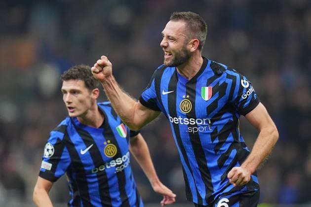 Sport Bilder des Tages Inter Milan s Stefan de Vrij celebrates after scoring 1-0 during the Uefa Champions League soccer match between Inter and Leipzig at the San Siro Stadium in Milan, north Italy - Tuesday , November 26 , 2024. - Soccer .  Copyright: xSpada LaPressex