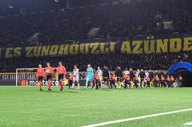 BERN, SWITZERLAND NOVEMBER 26 teams entering the field during the UEFA Champions League 2024 25 League Phase MD5 match between BSC Young Boys and Atalanta BC at Stadion Wankdorf on November 26, 2024 in Bern, Switzerland Bern Stadion Wankdorf Bern Switzerland Copyright: xJustPictures.ch ManuelxWinterbergerx jp-en-EuSpIm-JP4_MAN_YB_Atalanta_26Nov2024_BE_01200