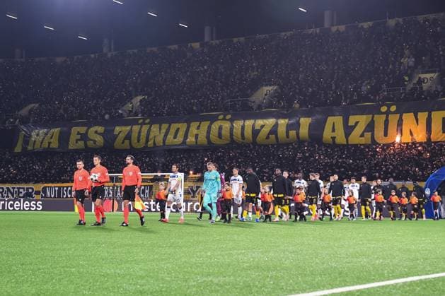 BERN, SWITZERLAND NOVEMBER 26 teams entering the field during the UEFA Champions League 2024 25 League Phase MD5 match between BSC Young Boys and Atalanta BC at Stadion Wankdorf on November 26, 2024 in Bern, Switzerland Bern Stadion Wankdorf Bern Switzerland Copyright: xJustPictures.ch ManuelxWinterbergerx jp-en-EuSpIm-JP4_MAN_YB_Atalanta_26Nov2024_BE_01201