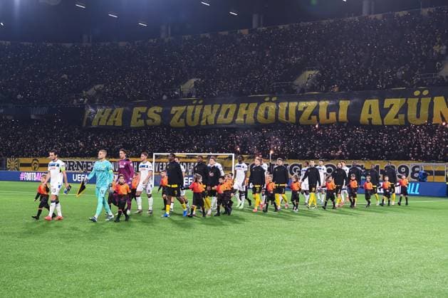 BERN, SWITZERLAND NOVEMBER 26 teams entering the field during the UEFA Champions League 2024 25 League Phase MD5 match between BSC Young Boys and Atalanta BC at Stadion Wankdorf on November 26, 2024 in Bern, Switzerland Bern Stadion Wankdorf Bern Switzerland Copyright: xJustPictures.ch ManuelxWinterbergerx jp-en-EuSpIm-JP4_MAN_YB_Atalanta_26Nov2024_BE_01202