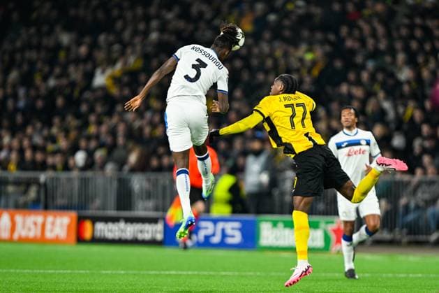 26 11 2024, Bern, Stadion Wankdorf, UEFA Champions League Young Boys Atalanta, 3 Emil Holm Atalanta, left in action against 77 Joel Monteiro Young Boys, right Bern Stadion Wankdorf Bern Switzerland Copyright: xJustPictures.ch KjetilxWaberx jp-en-KjWa-SF_241126_91288