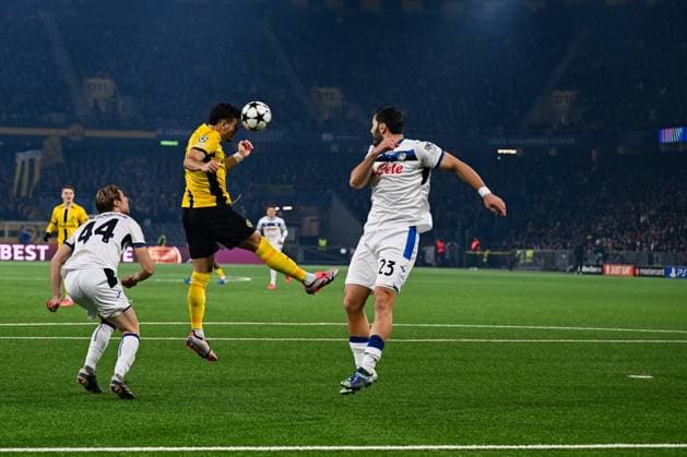 26 11 2024, Bern, Stadion Wankdorf, UEFA Champions League Young Boys Atalanta, 7 Filip Ugrinic Young Boys, center in action against 23 Sead Kolasinac Atalanta, right and 44 Leonardo Mendicino Atalanta, left Bern Stadion Wankdorf Bern Switzerland Copyright: xJustPictures.ch KjetilxWaberx jp-en-KjWa-SF_241126_91300