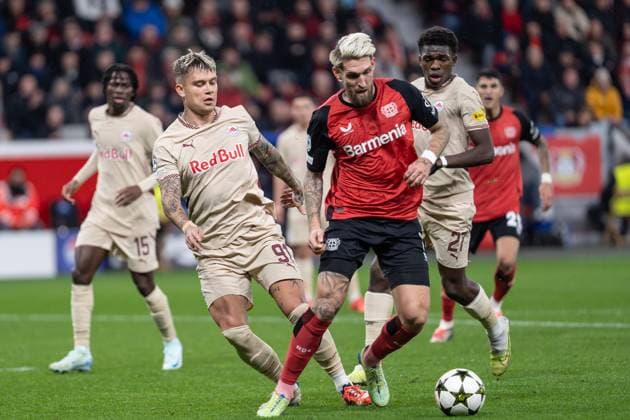 GER, UEFA Champions League, Bayer 04 Leverkusen vs FC Salzburg 26 11 2024, BayArena, Leverkusen, GER, UEFA Champions League, Bayer 04 Leverkusen vs FC Salzburg In the picture duel between Robert Andrich Bayer 04 Leverkusen, 8 Kamil PiÄÖtkowski FC Salzburg, 91 nordphotoxGmbHxx xChristianxSchulze nph000300