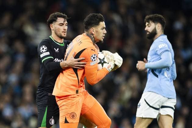 MANCHESTER - (l-r) Julian Carranza of Feyenoord, Manchester City FC goalkeeper Ederson during the UEFA Champions league match between Manchester City FC and Feyenoord at Etihad Stadium on Nov. 26, 2024 in Manchester, England. ANP KOEN VAN WEEL UEFA Champions League 2024 25 League Phase MD5 2024 25 xVIxANPxSportx xxANPxIVx 514344789 originalFilename: 514344789.jpg