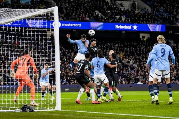 UEFA Champions League: Manchester City F.C. v Feyenoord Manchester - Josko Gvardiol of Manchester City FC, Julian Carranza of Feyenoord during the fifth round of new format of the UEFA Champions League 2024 2025. The match is set between Manchester City and Feyenoord at Etihad Stadium on 26 November 2024 in Manchester, England. Copyright: xTomxBodex