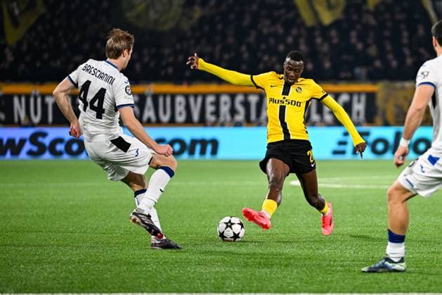26 11 2024, Bern, Stadion Wankdorf, UEFA Champions League Young Boys Atalanta, 20 Cheikh Niasse Young Boys, right in action against 44 Leonardo Mendicino Atalanta, left Bern Stadion Wankdorf Bern Switzerland Copyright: xJustPictures.ch KjetilxWaberx jp-en-KjWa-SF_241126_91304