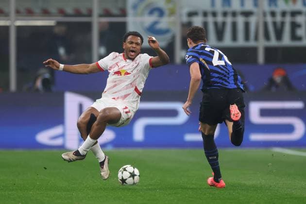 Milan, Italy, 26th November 2024. Benjamin Pavard of FC Internazionale clashes iwth Lois Openda of RB Leipzig during the UEFA Champions League match at Stadio Giuseppe Meazza, Milan. Picture credit should read: Jonathan Moscrop Sportimage EDITORIAL USE ONLY. No use with unauthorised audio, video, data, fixture lists, club league logos or live services. Online in-match use limited to 120 images, no video emulation. No use in betting, games or single club league player publications. SPI-3475-0008